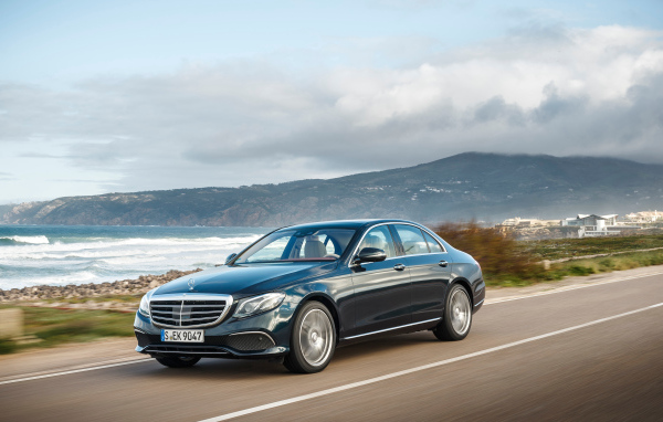 Черный автомобиль Mercedes-Benz E-Class на трассе 