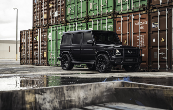 Черный автомобиль Mercedes-AMG G 63