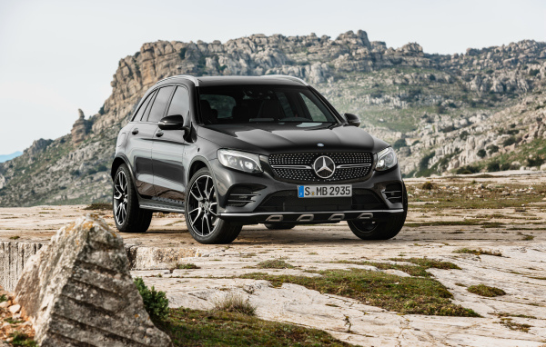 Черный автомобиль Mercedes-Benz GLC-Class на фоне скал 