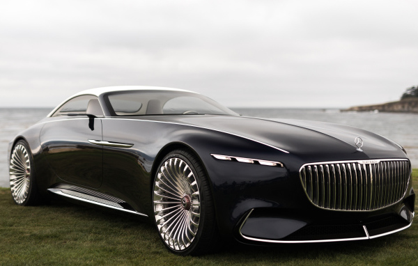 Черный стильный автомобиль Vision Mercedes-Maybach 6 Cabriolet, 2018 у воды