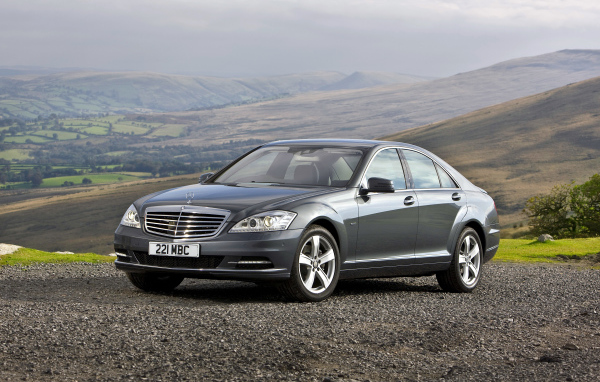 Автомобиль Mercedes-Benz S-Class цвет серебристый металлик 