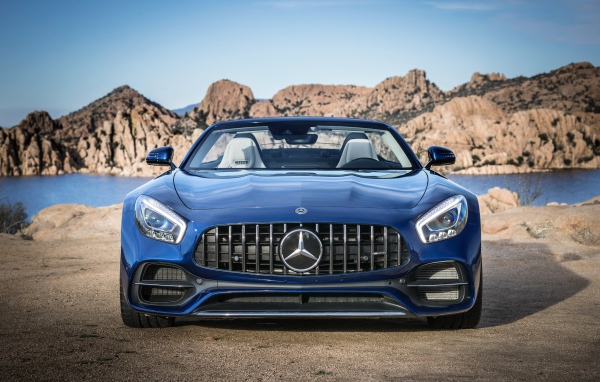 Автомобиль Mercedes AMG GT Roadster, 2017 года цвет синий металлик 