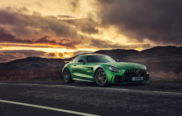 Зеленый автомобиль  Mercedes-AMG GT, 2017  на фоне красивого неба 