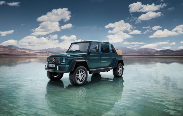 Зеленый автомобиль Mercedes-Maybach Landaulet G650, 2018 стоит в воде на фоне неба