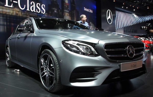 Презентация серебристого автомобиля Mercedes-Benz E-Class 2017 года 