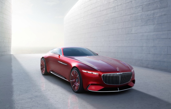 Красный автомобиль Mercedes-Maybach 6 вид спереди