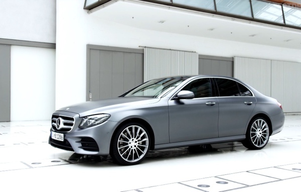 Серебристый Mercedes-Benz E-Class 2017 года 