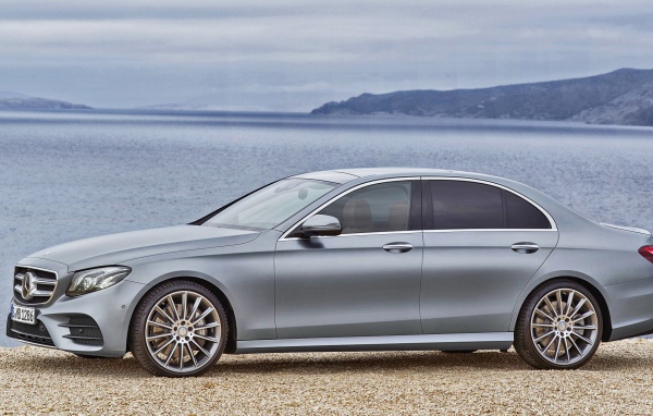 Серебристый Mercedes E-Class AMG Line 2017 года 