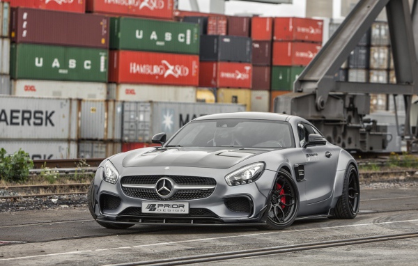 Серебристый спорткар Mercedes-AMG GT в порту