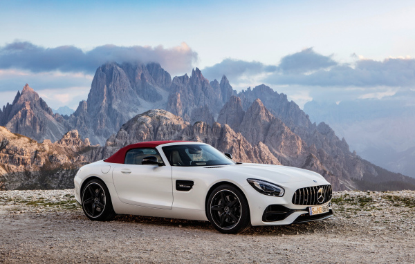 Стильный автомобиль Mercedes-AMG GT Roadster на фоне гор 