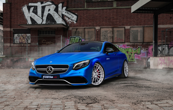 Стильный синий автомобиль Mercedes-Benz S63 AMG