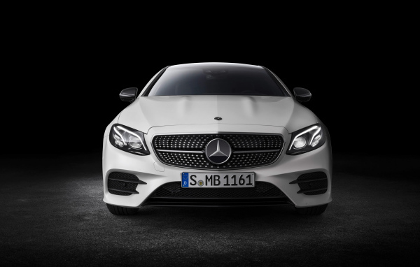 Белый автомобиль Mercedes-Benz E-Class Coupe, 2018 вид спереди
