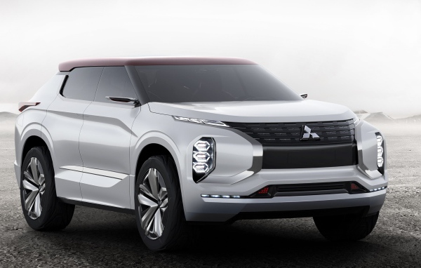 Серебристый внедорожник  Mitsubishi GT-PHEV