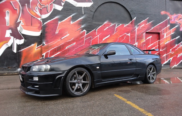 Черный автомобиль Nissan Skyline GT-R R34 
