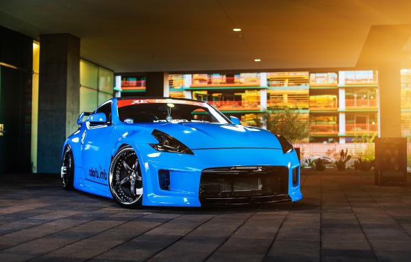 Синий автомобиль Nissan 370Z 