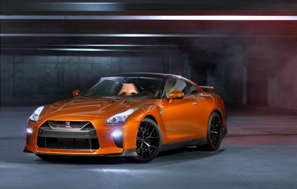 Быстрый спортивный автомобиль Nissan GT-R оранжевого цвета