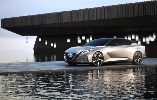 Серебристый автомобиль Nissan Vmotion 2.0 Concept, 2017 у воды 