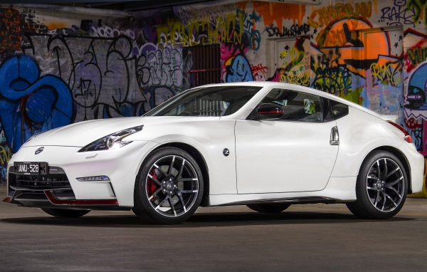 Стильный белый автомобиль Nissan 370z Nismo, 2018