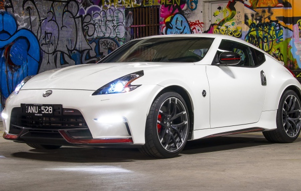 Белый автомобиль Nissan 370Z Nismo, 2017