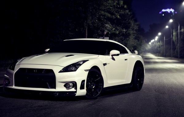 Белый спорткар Nissan Skyline GT-R R35 на трассе 