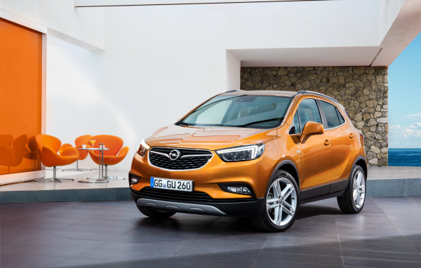 Оранжевый автомобиль кроссовер Opel Mokka