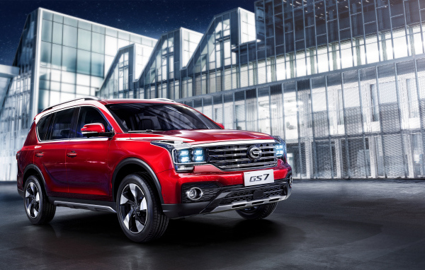 Красный автомобиль Trumpchi GS7