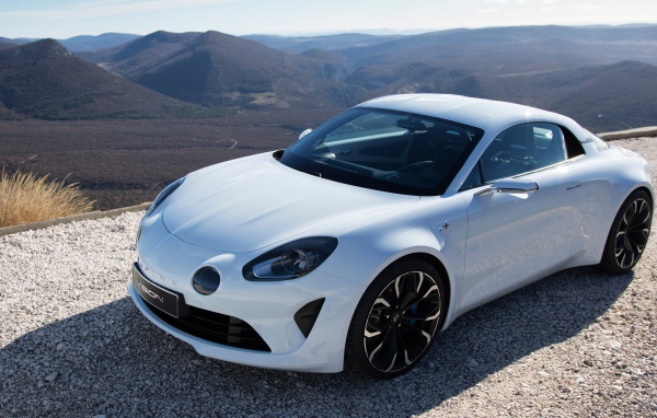 Белый автомобиль  Alpine A110 на дороге