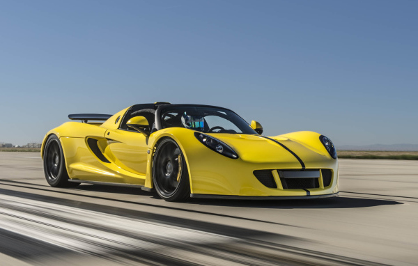 Желтый спортивный автомобиль Hennessey Venom GT на трассе