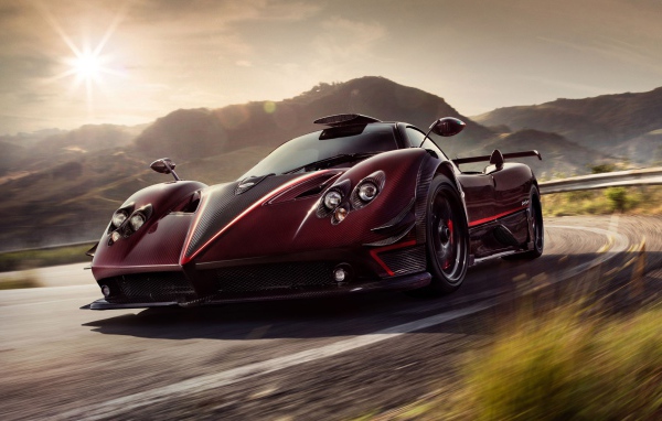 Бордовый суперкар Pagani Zonda Fantasma Evo, 2017 на фоне солнца