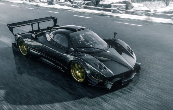 Черный суперкар Pagani Zonda R на трассе 
