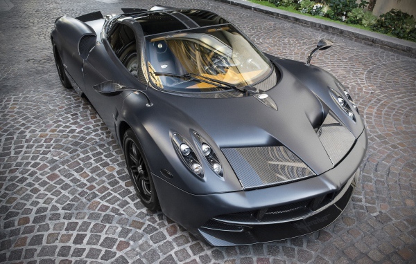 Серебристый автомобиль Pagani Huayra 