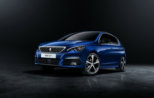 Автомобиль Peugeot 308 синего цвета