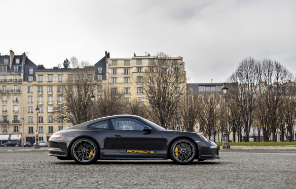 Черный спортивный автомобиль Porsche 911 в городе