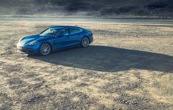 Голубой автомобиль Porsche Panamera Turbo