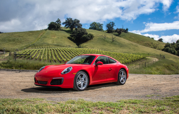 Автомобиль Porsche 911 Carrera Coupe,2017 красного цвета 