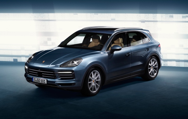 Презентация стильного синего внедорожника Porsche Cayenne, 2018