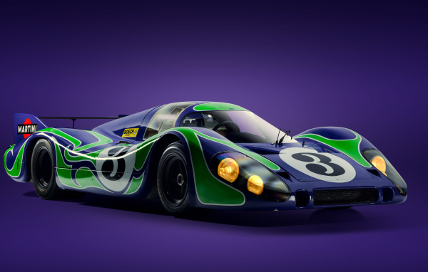 Гоночный автомобиль Porsche 917 Langheck на сиреневом фоне 