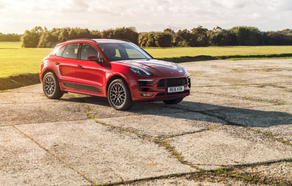Красный внедорожник Porsche Macan