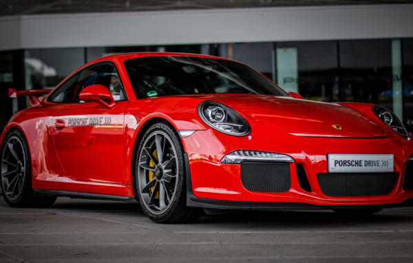 Красный спортивный автомобиль Porsche Drive Supercar