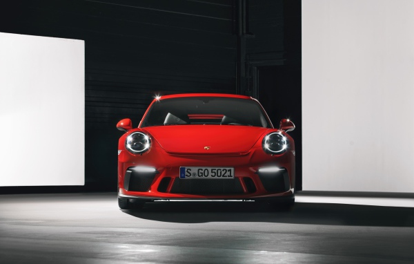 Красный автомобиль Porsche 911 GT3 