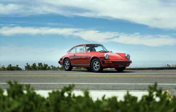 Красный автомобиль Porsche 912 на фоне голубого неба 