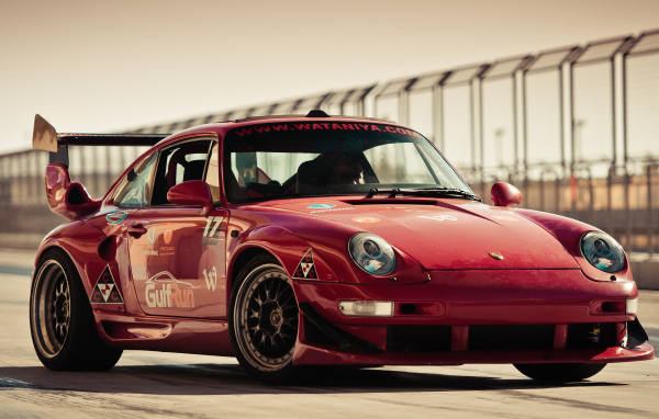 Красный спортивный автомобиль Porsche