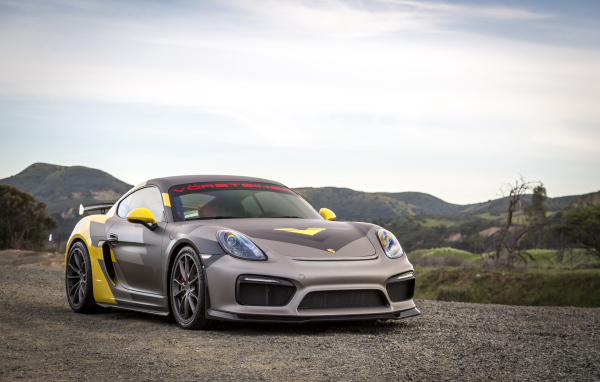 Серебристый спортивный автомобиль Porsche Cayman GT4 