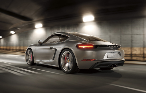 Спортивный автомобиль Porsche 718 Cayman GT4, 2018 вид сзади