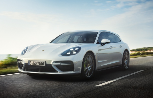 Белый внедорожник Porsche Panamera Turbo S E-Hybrid Sport Turismo, 2018 на трассе