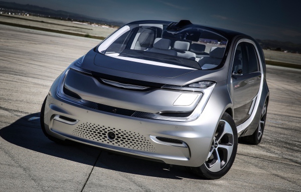 Серебристый минивэн Chrysler Portal Concept, 2017