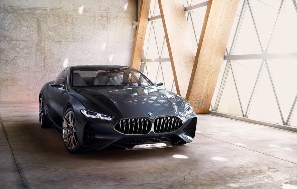 Серебристый автомобиль BMW Concept 8 Series, 2018