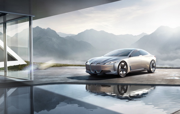 Серебристый электрокар  BMW i Vision Dynamics,  концепт