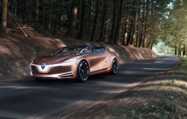 Коричневый электромобиль  Renault Symbioz на дороге в лесу