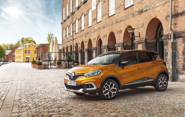 Автомобиль Renault Captur Worldwide, 2017  цвет оранжевый металлик